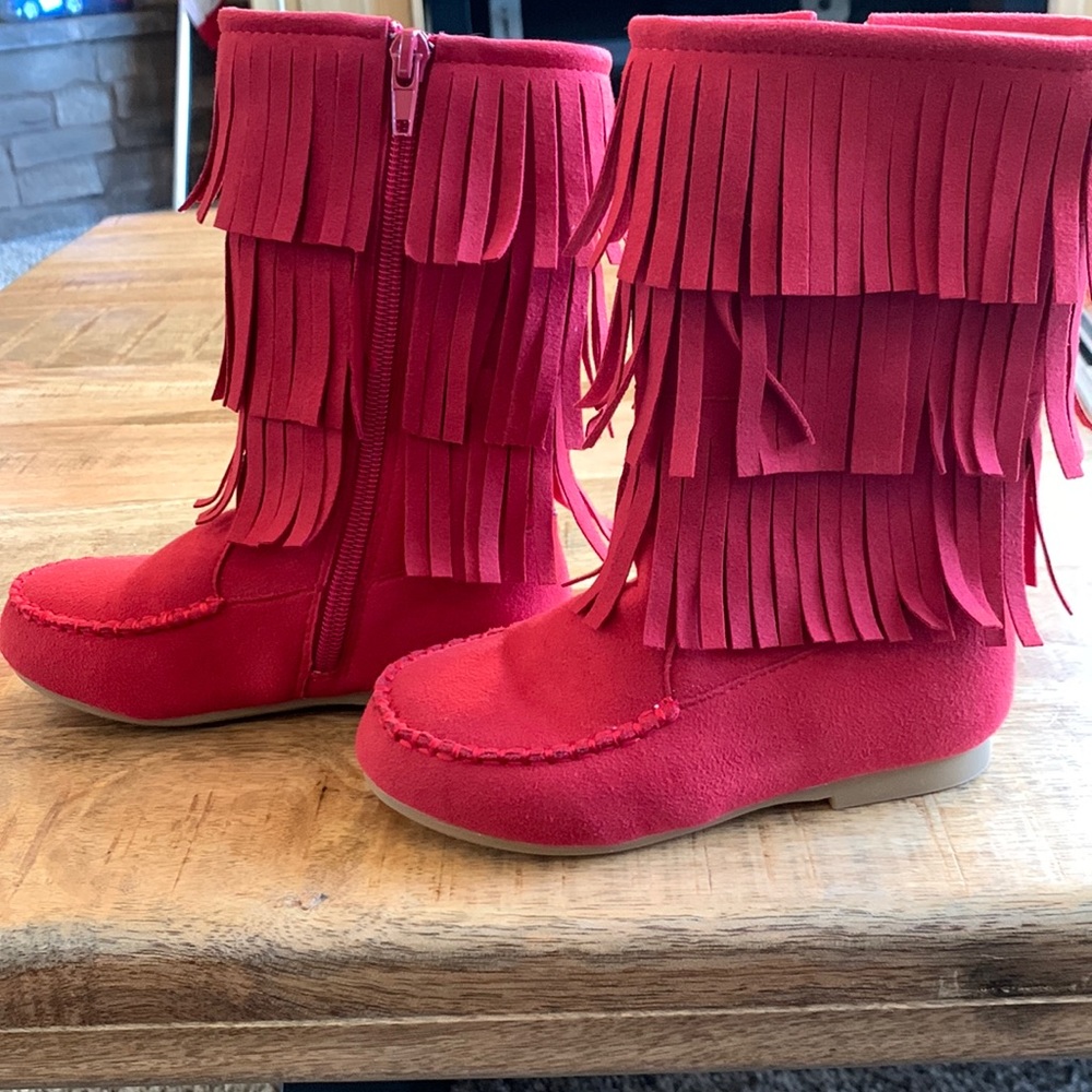 Toddler size 10 fringe boots. RUNS SMALL.